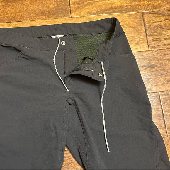 The North Face Women’s Black Shorts Size 4 - Picture 5 of 10